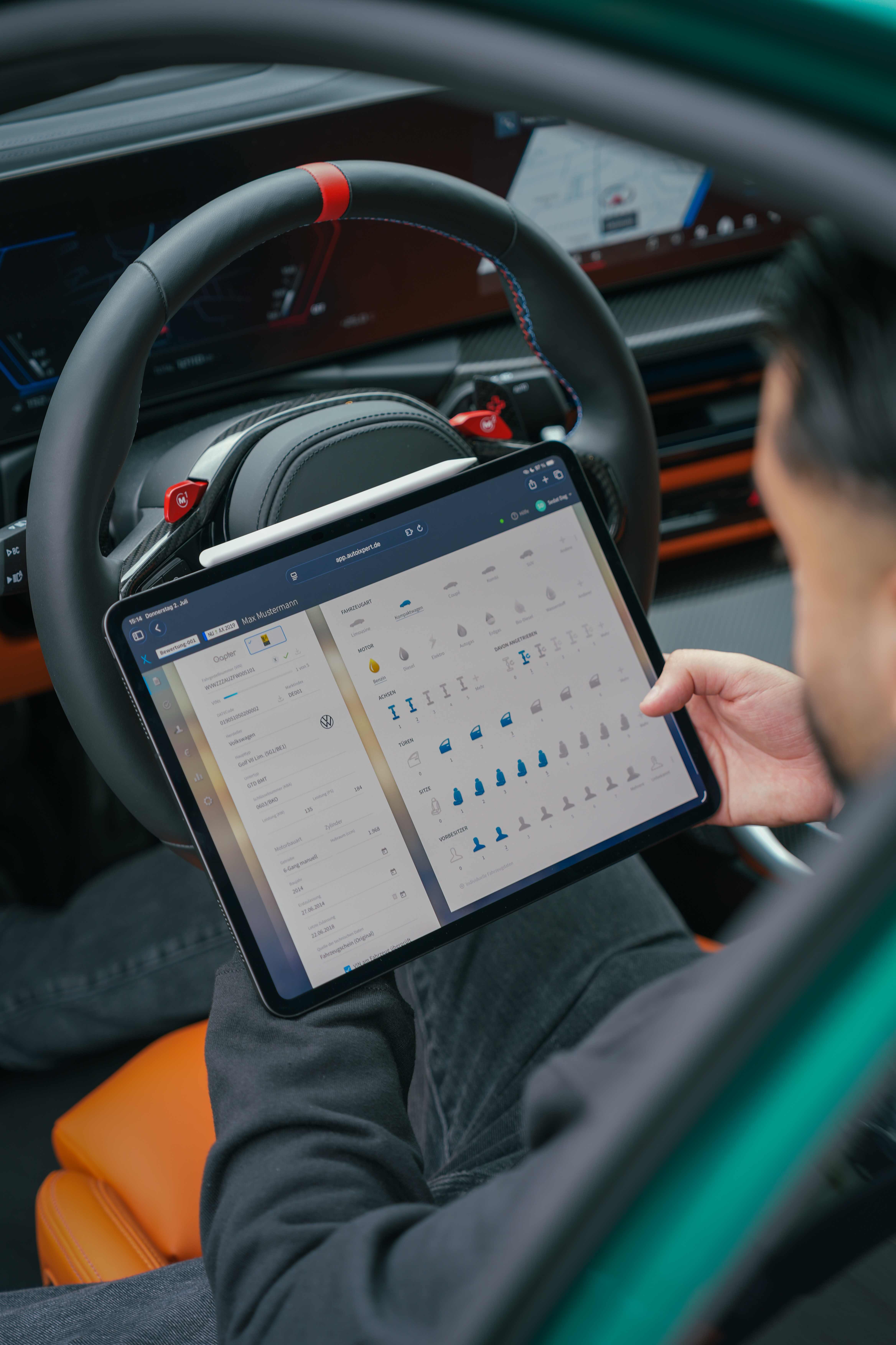 Erfassung der Fahrzeugdaten auf einem Tablet im Fahrzeuginnenraum